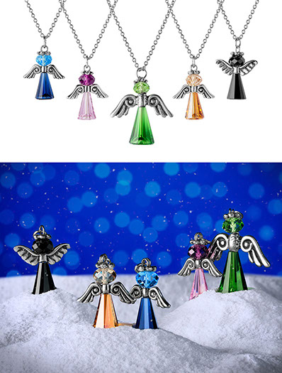 Due esempi di foto di ciondoli a forma di angeli di cristalli colorati. Sopra sul bianco, sotto una scena con la neve e bokeh blu sullo sfondo.