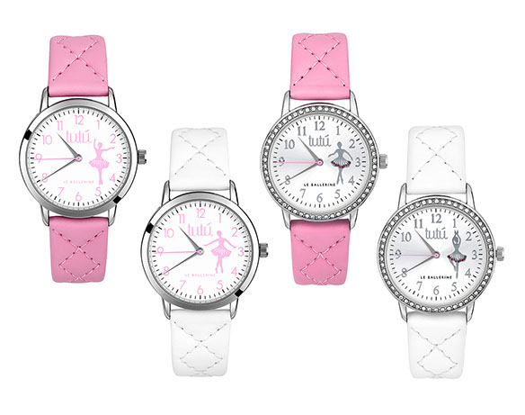 Quattro orologi Tutù con le ballerine. Due con il cinturino rosa e due con il bianco. Due con i cristalli intorno al quadrante. Sfondo bianco.