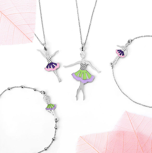 Due collane e due bracciali Tutù con le ballerine. In angoli della foto delicati e trasparenti scheletri rosa delle foglie. Sfondo bianco.