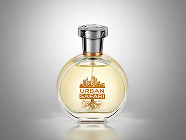 Bottiglia rotonda di profumo al centro, sfondo grigio caldo. Sulla base un gioco di luci che attraversano la bottiglia. Orizzontale.